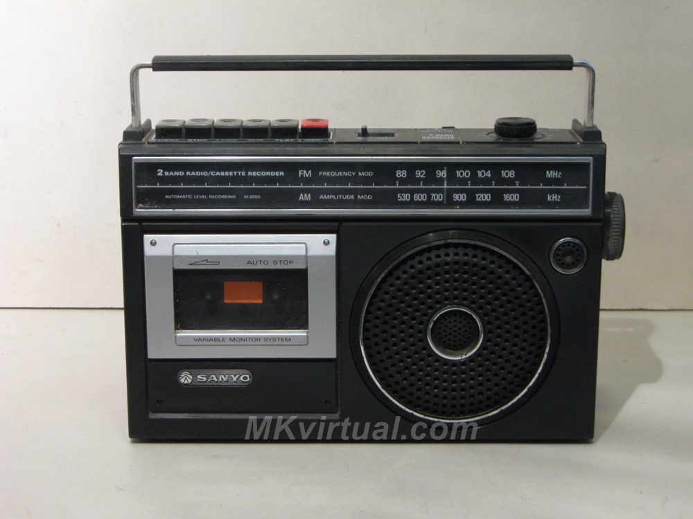 Sanyo M2555 portable AM/FM cassette radio